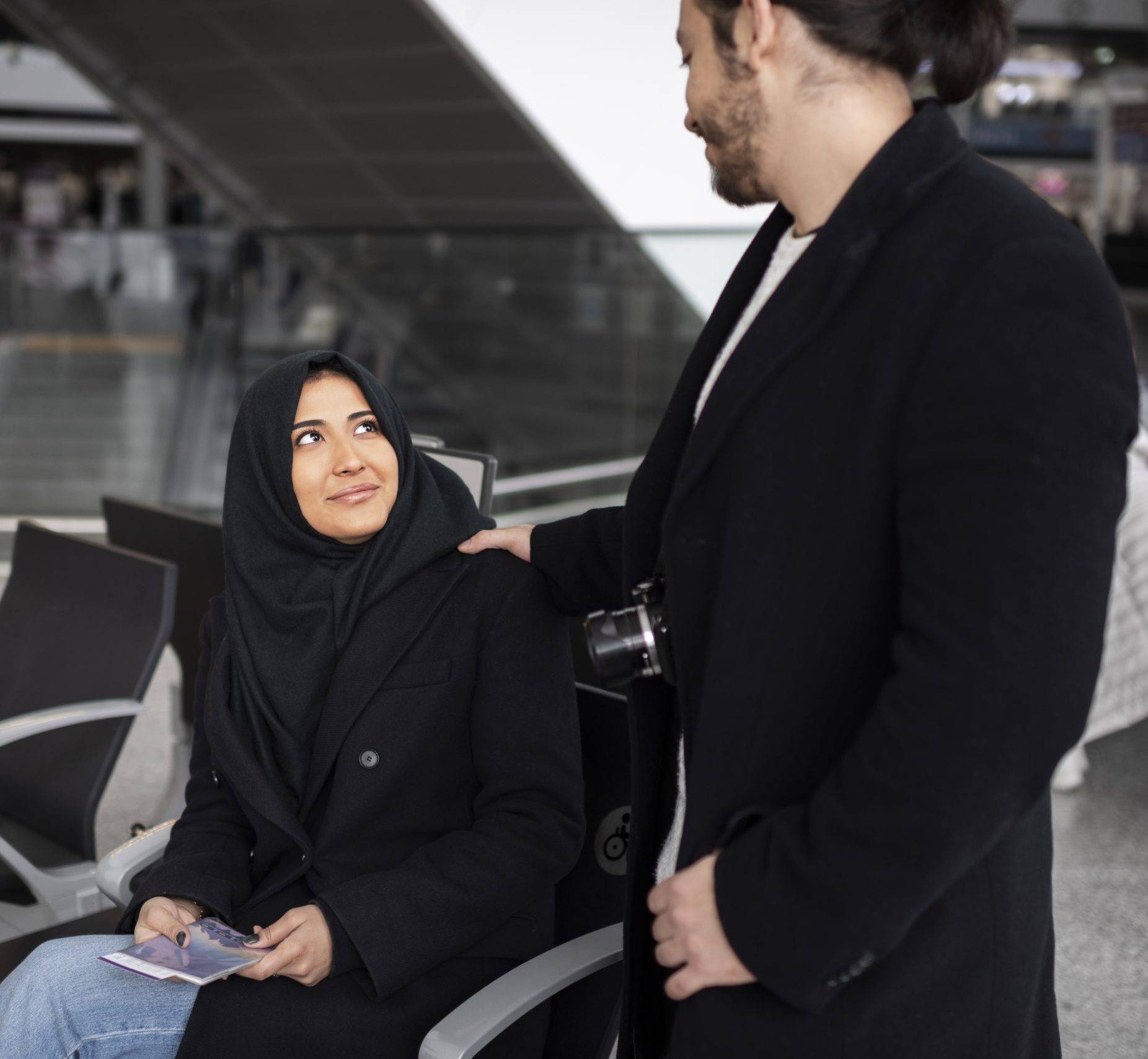 muslim-couple-traveling-together